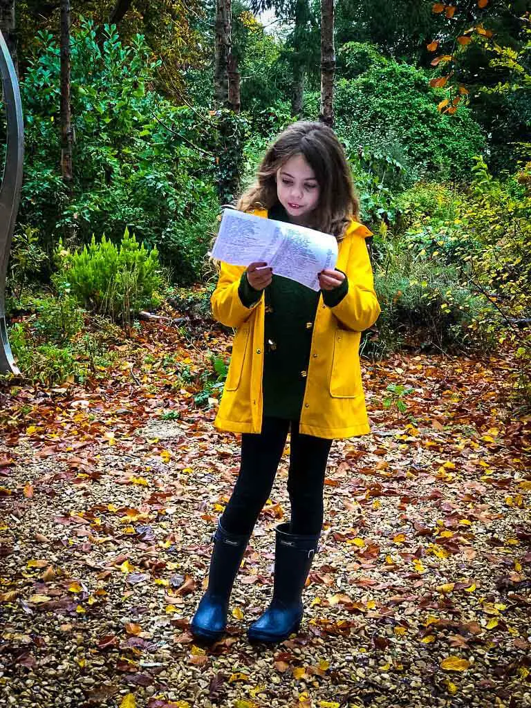 piper quinn reding the pricelist at cotswolds sculpture park