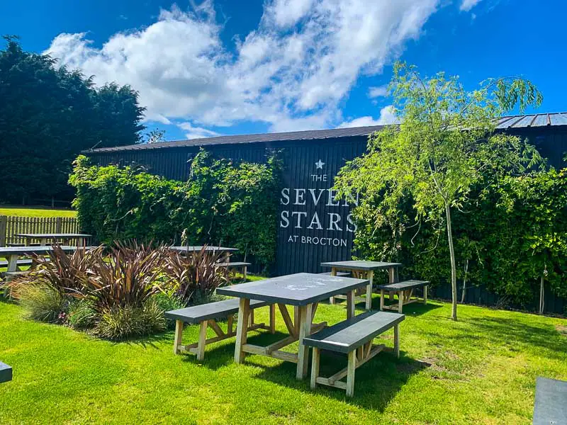 outdoor seating at the seven stars brocton